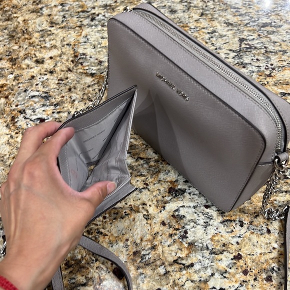 Michael kors set crossbody and small wallet - Picture 4 of 16
